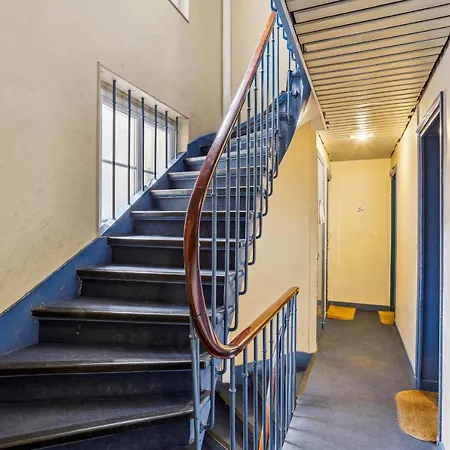 Small Comfortable Near Eiffel Tower