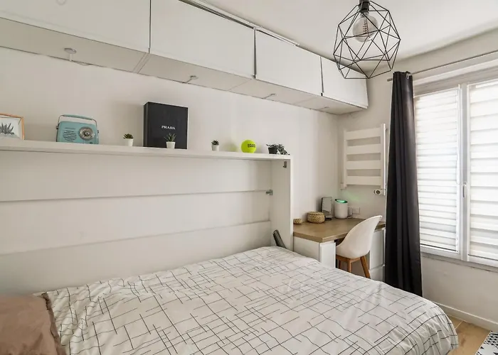 Small Comfortable Near Eiffel Tower アパート