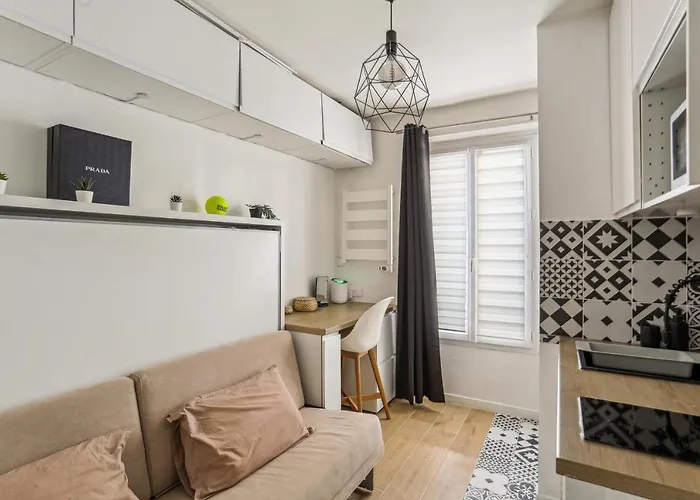 Small Comfortable Near Eiffel Tower * パリ