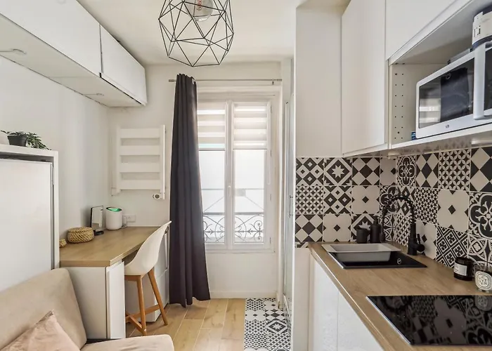 Small Comfortable Near Eiffel Tower Apartmán