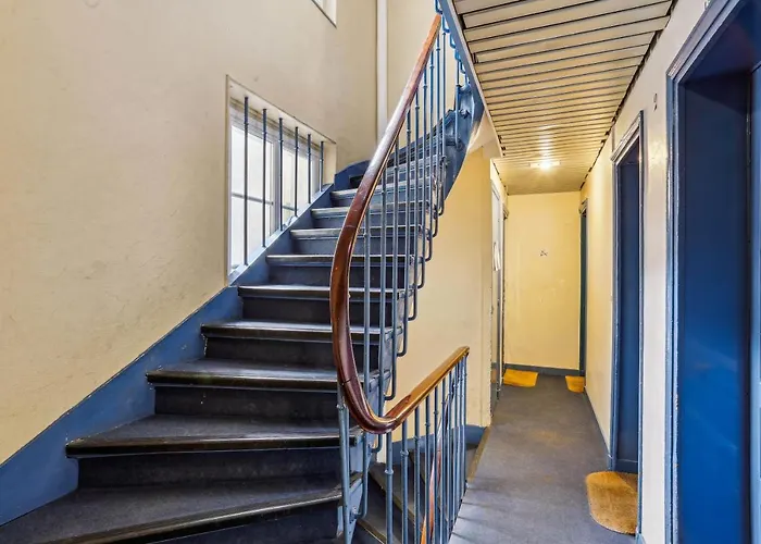 Small Comfortable Near Eiffel Tower