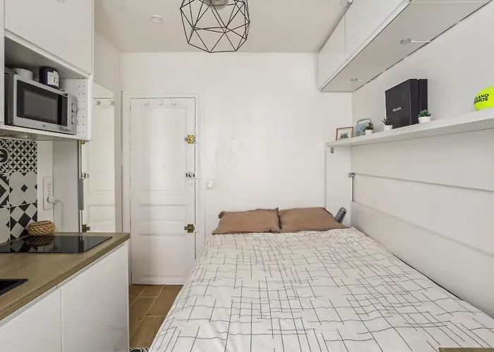 Small Comfortable Near Eiffel Tower アパート