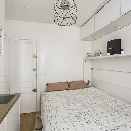 Small Comfortable Near Eiffel Tower Apartment *