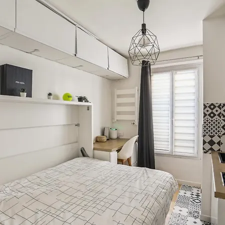 Small Comfortable Near Eiffel Tower Paris