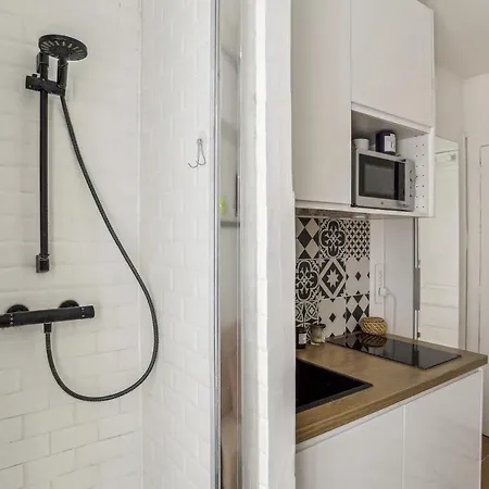 Small Comfortable Near Eiffel Tower Apartment Paris