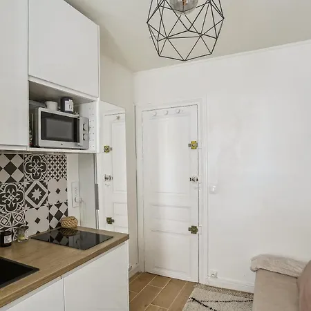 Apartment Small Comfortable Near Eiffel Tower